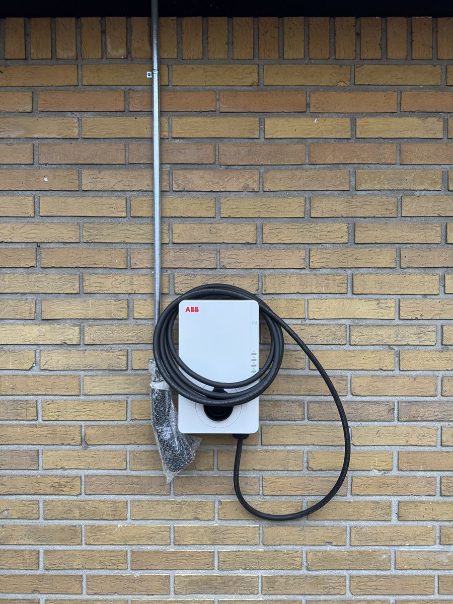 ABB ladeboks til elbil monteret på murstensvæg med tilledning i galvaniseret rør